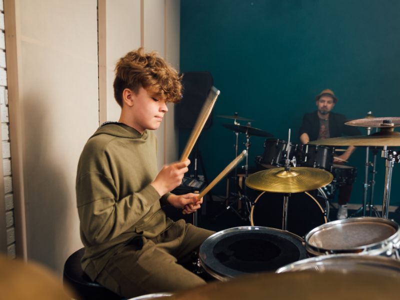 Barn som spelar trummor