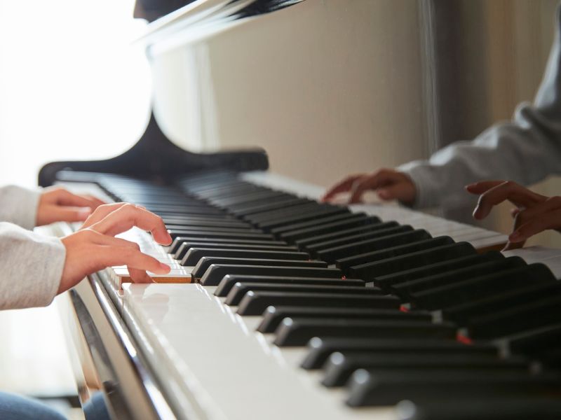 Barn som spelar piano